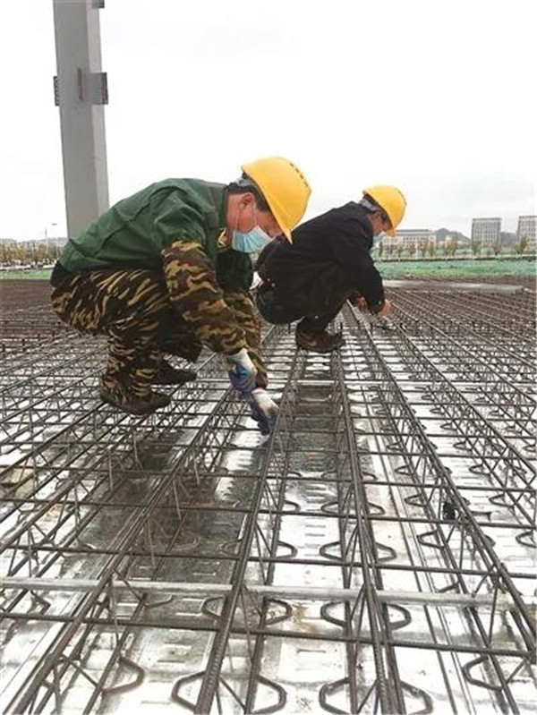 陶瓷總部基地：雨中施工趕進度