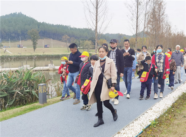 “千人市民觀察團”走進城投集團龍山湖公園、陶瓷產(chǎn)業(yè)加速基地等項目