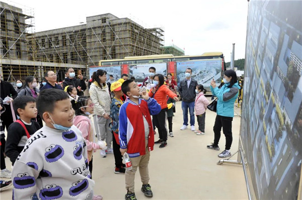 “千人市民觀察團”走進城投集團龍山湖公園、陶瓷產(chǎn)業(yè)加速基地等項目