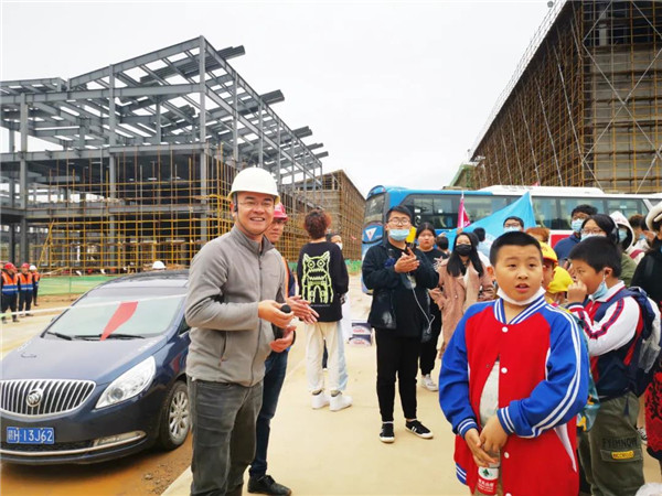 “千人市民觀察團”走進城投集團龍山湖公園、陶瓷產(chǎn)業(yè)加速基地等項目