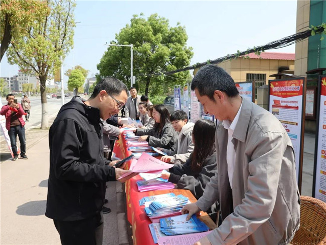 市城投集團組織開展普法宣傳黨員志愿服務(wù)活動