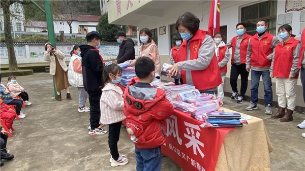 市城投集團開展“黨建引領學雷鋒，志愿服務展風采”送溫暖活動